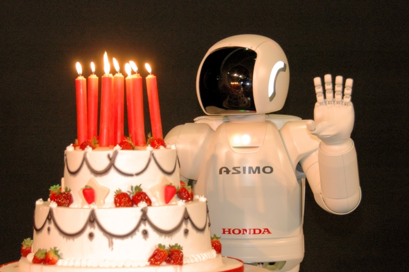 tizedik-szuletesnapjat-unnepli-asimo-a-honda-humanoid-robotja-1.jpg